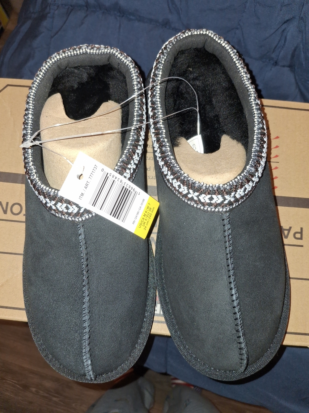Kirkland Signature Black Slip-On Indoor Slippers 7 Womans 6 Mens New
